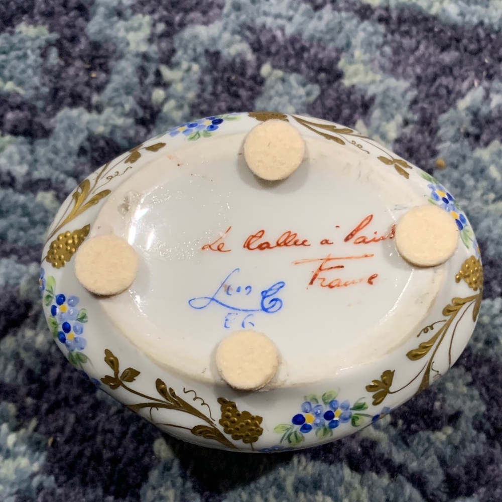 Vintage French Floral Ceramic very ornate Limoges trinket box w hinged lid - Picture 3 of 11